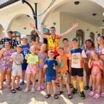Аниматор и деца на детски рожден ден