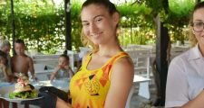 Детски аниматор води кукинг клас и урок по готварство за деца в хотел
