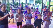 Детска дискотека на сцена с аниматори и деца в хотелска анимация