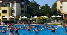 Спортен аниматор провежда аква аеробика в басейна с гости на хотела