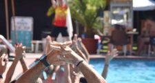 Спортен аниматор организира водна гимнастика в басейна
