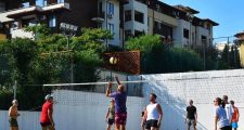 Волейбол с туристи и спортен аниматор